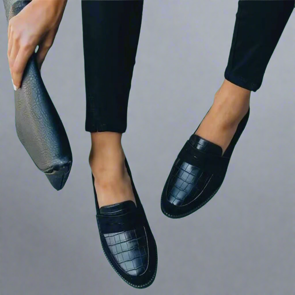 Women's handcrafted leather loafers in black