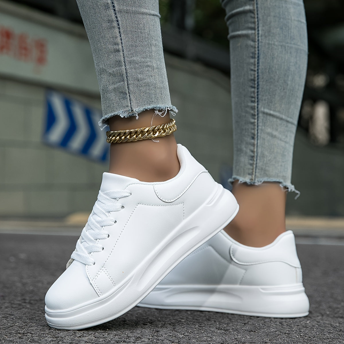 Women's cushioned comfort-support sneakers in white